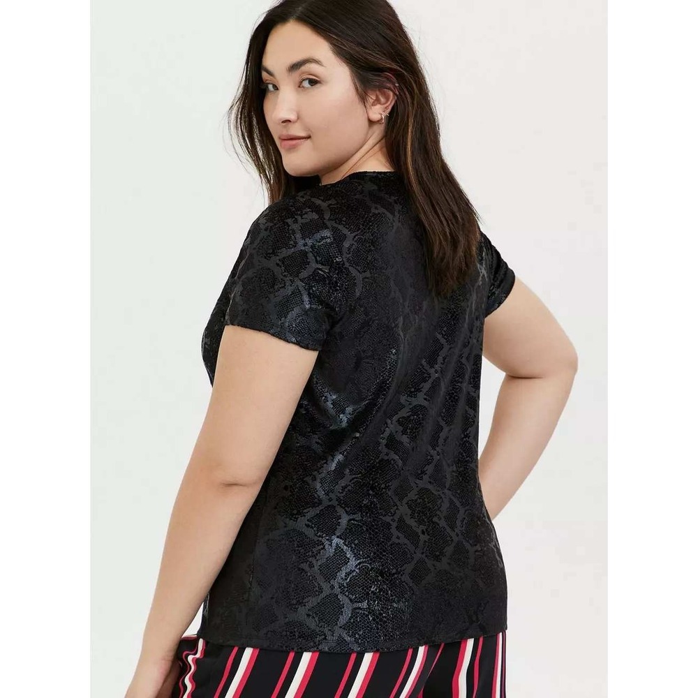 Torrid Black Snakeskin Embossed Velvet Tee Plus Size 1 1X 14/16 Short Sleeve Top - Picture 4 of 14